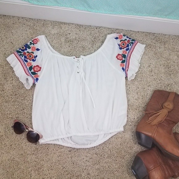 Chelsea & Violet Embroidered Floral Top NWT - Picture 2 of 5